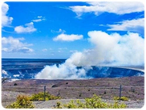 噴煙を上げるキラウエア火山を前に自然の脅威を感じ