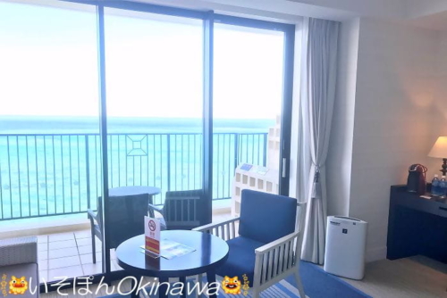 ホテルモントレ沖縄スタンダードの部屋から見える海の景色