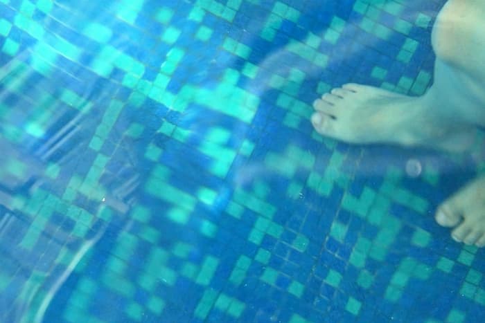 A+に入れたスマホで水中撮影。足とプールの床が綺麗に撮れている