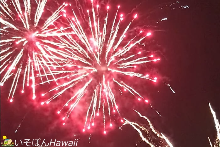 ヒルトン・ハワイアンビレッジの赤色に輝く花火