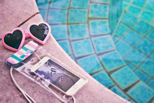 プールサイドで水を浴びても大丈夫な防水ケース入りiPhone
