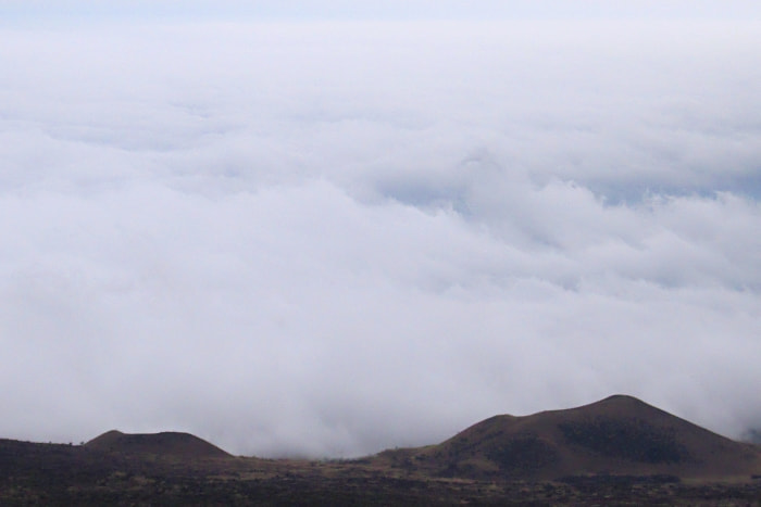 マウナケア山頂に向かう途中の景色 真下に立ち込める雲