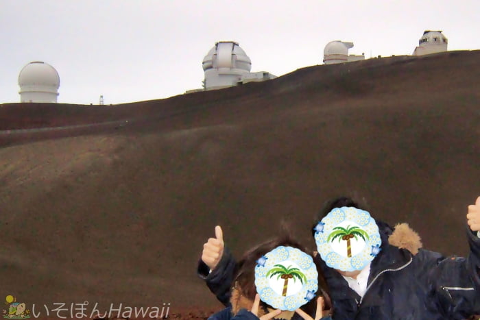 マウナケア頂上付近から見える各国の望遠鏡