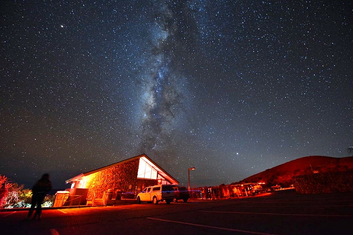 オニヅカ・ビジター・インフォメーションセンターから見える星空と天の川