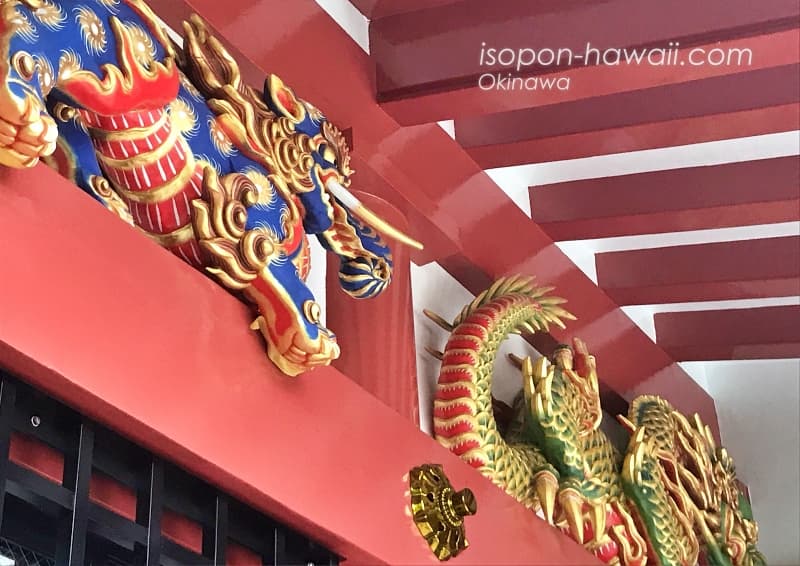 拝殿の上に飾られている獏と龍