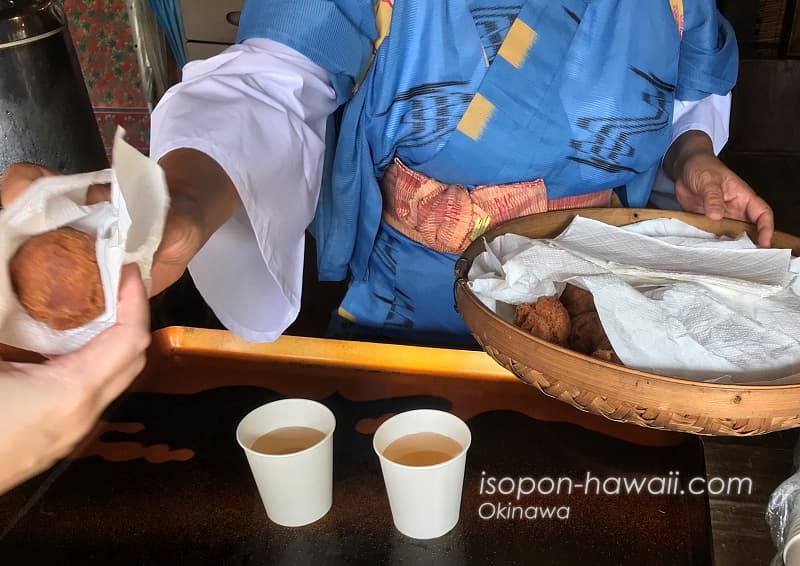 琉球村の旧玉那覇家でサーターアンダーギーとお茶をいただく