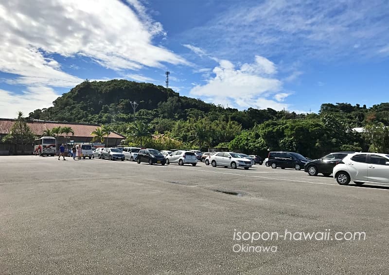 琉球村の広い駐車場