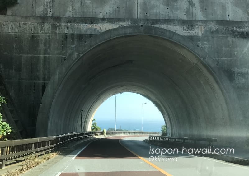 ニライカナイ展望台の下にあるトンネル。トンネルは短く、先に海が見える