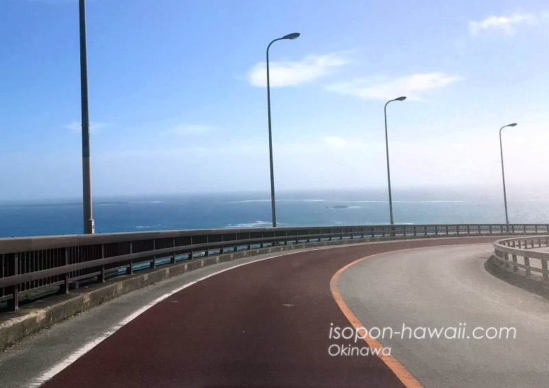 ニライ橋をドライブ。青い海と空が見える