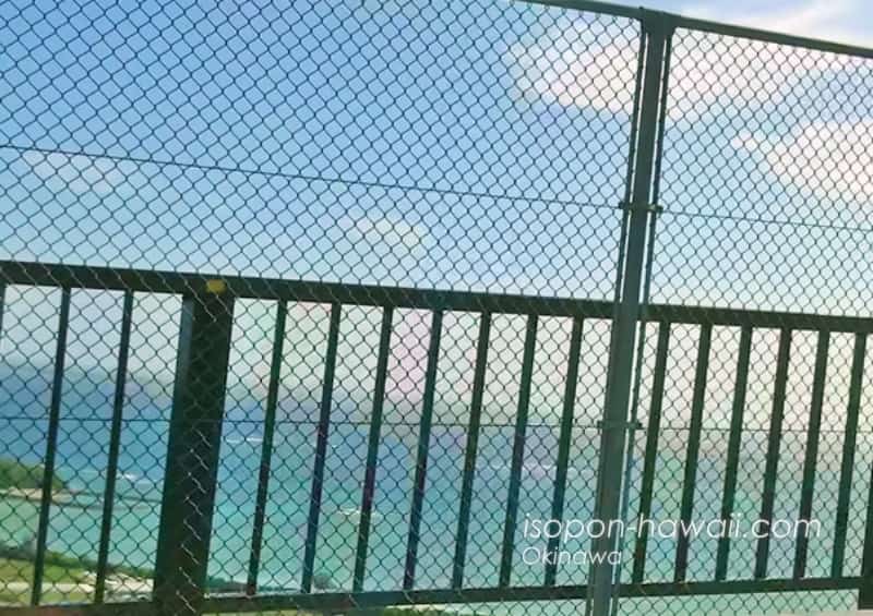 ニライカナイ橋上りの風景。海は見えるがフェンス越しになり絶景とはいえない。