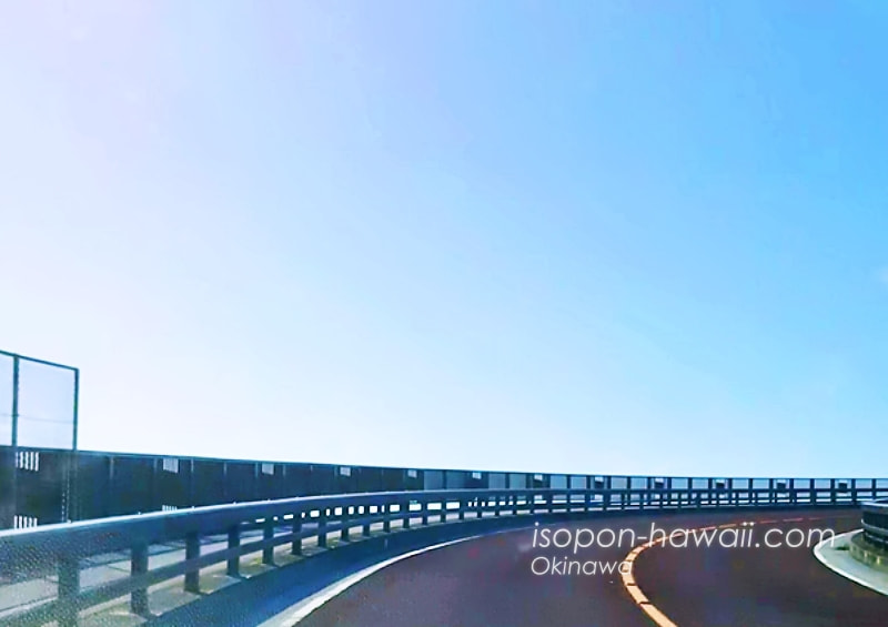 ニライカナイ橋上りの風景。空に向かって走っているよう。