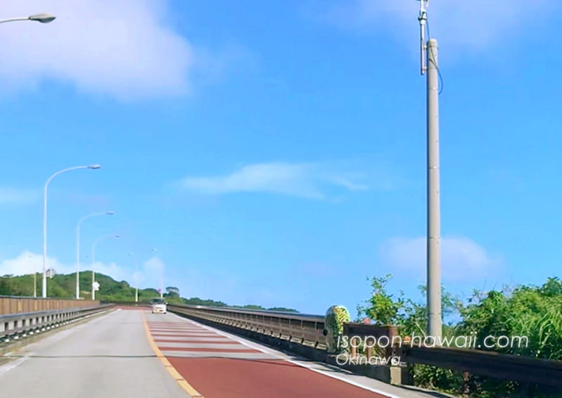 ニライ橋を走っている風景。空まで伸びていそうな道。