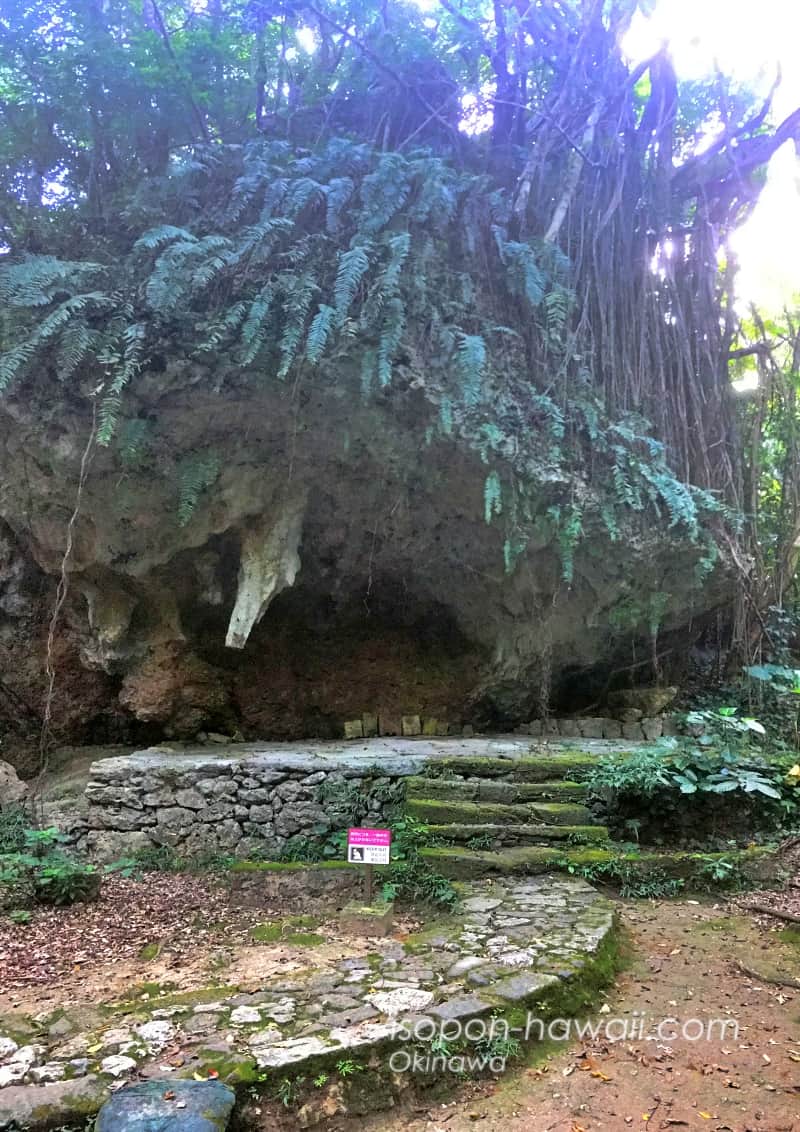 斎場御嶽「寄満（ユインチ）」
基壇に向かって一段高い石畳が敷かれている。岩の上には木々が生い茂り、口を開けた怪物のように見える