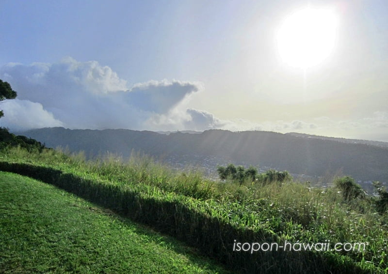 「IOG TOUR観光名所めぐりツアー」 朝のタンタラスの丘からの景色。低く長く続く山を太陽の光が照らしている