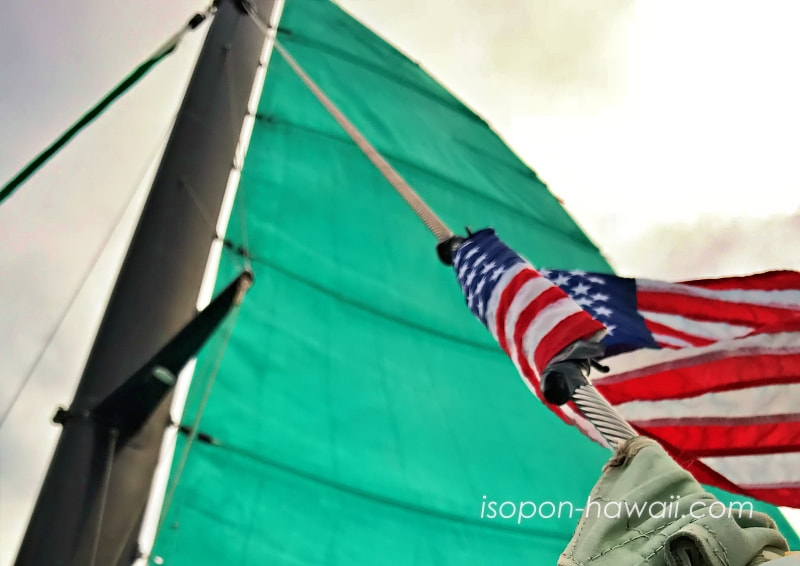 マイタイ・カタマラン号の帆とアメリカ国旗