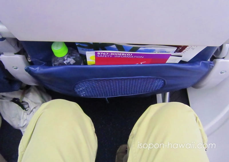 「デルタ航空ハワイ便エコノミークラス」前のシートとの間隔。膝の前に少し隙間がある