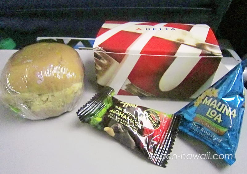 復路の機内食「韓国風チキンのタロロール、ハワイアンチョコレート、マカダミアナッツ」