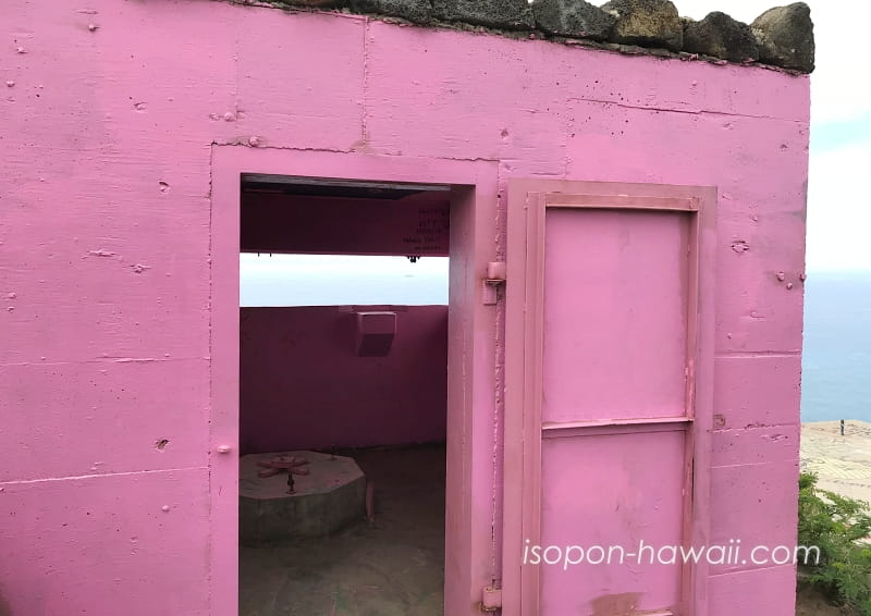 ピンクのピルボックス（マイリ・ピルボックス）の入口