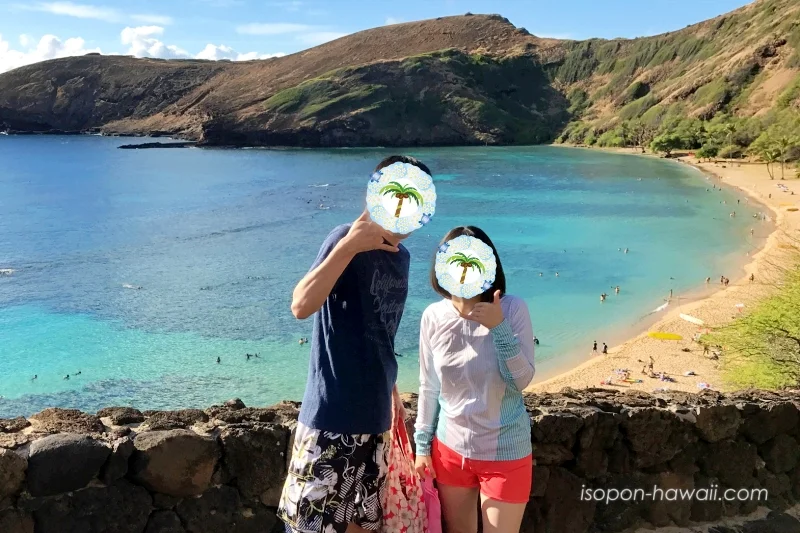 ハナウマ湾を背景にした記念写真 いそぽん つまぽん