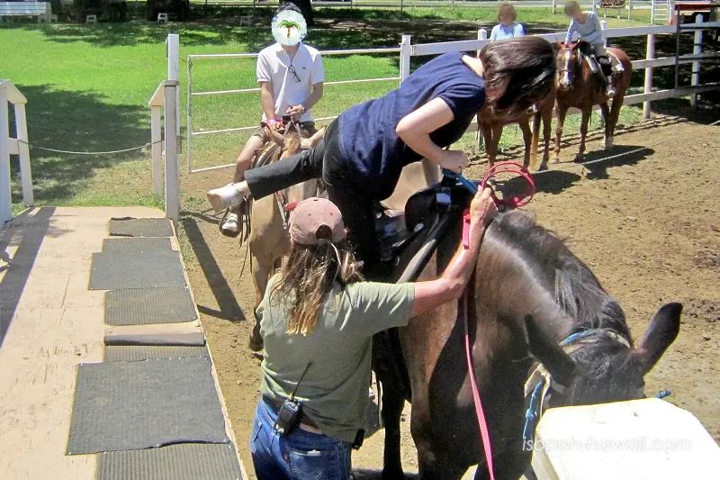 ガイドさんの手伝いのもとで馬を降りるつまぽん