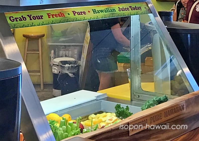 ラニカイジュース カイルア店 新鮮な野菜と果物がカウンターに置かれている