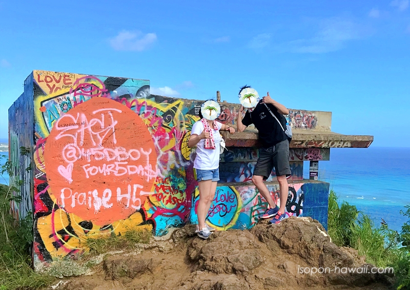 ラニカイ・ピルボックスの前で記念写真を撮ってもらういそぽんとつまぽん