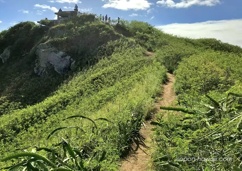 ラニカイ・ピルボックス手前の道 1人分の道幅で両側が斜面になっている