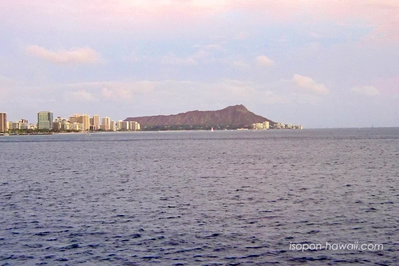 夕日に照らされてどこか寂しげなダイヤモンドヘッド