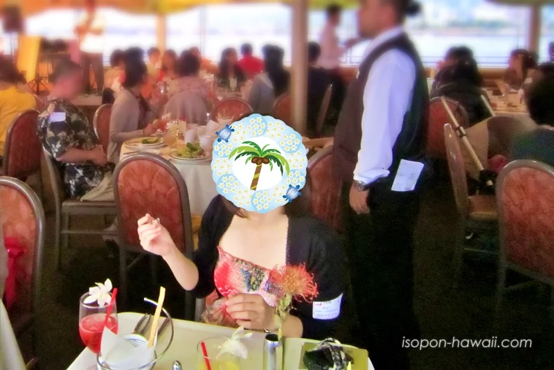 パンをくわえてこちらを見ているつまぽん