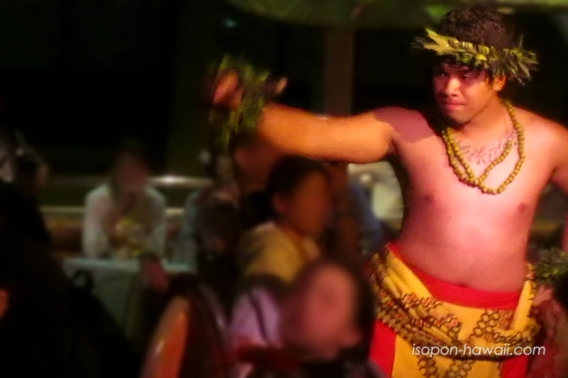 テーブルの近くで力強いダンスをしている