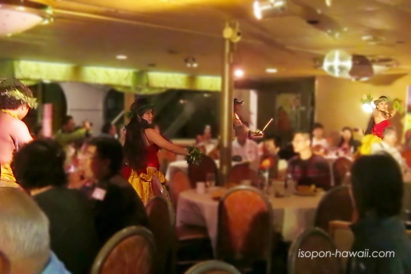 参加者のテーブルの近くまで来て踊る4人のダンサー