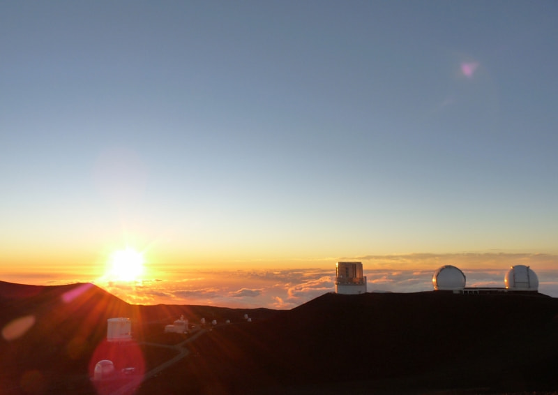 雲がないマウナケア山頂からのサンセット