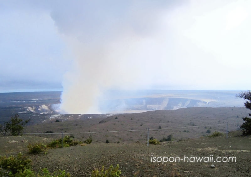 ハワイ火山国立公園ジャガーミュージアムから見たハレマウマウ火口の噴煙
