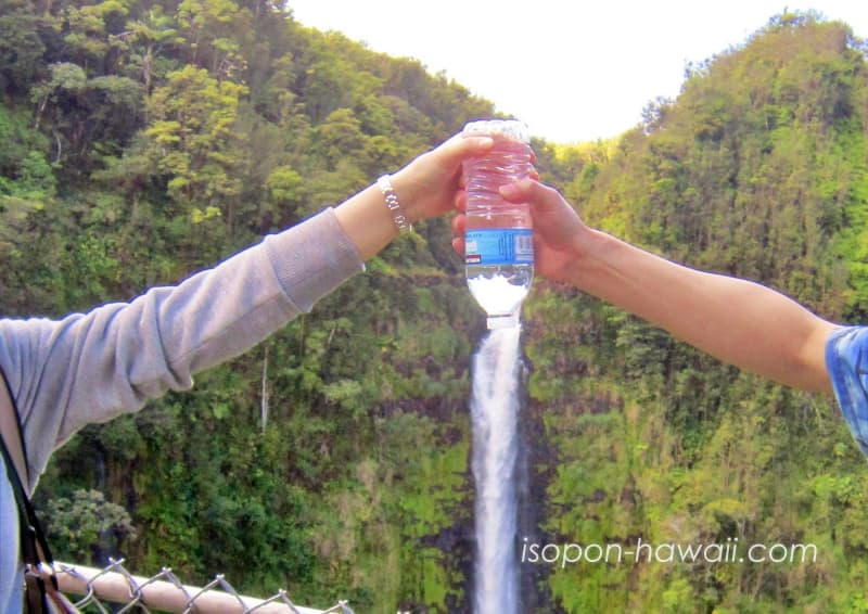 アカカ滝の手前に空のペットボトルを使って、水が限りなく出ているように撮影