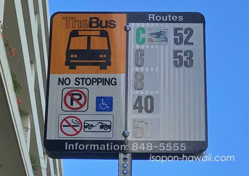 バス停の標識に52番が載っている