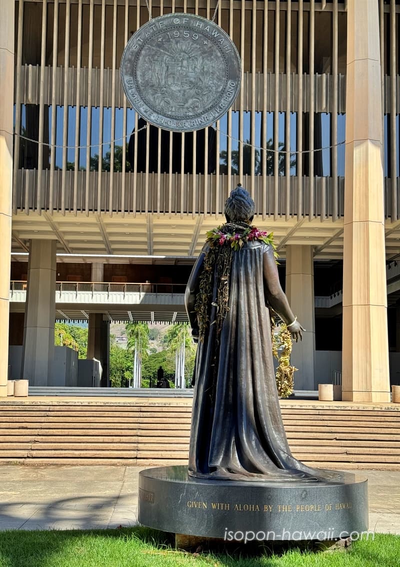 ハワイ州庁舎とエターナル・フレーム・メモリアルを見つめるリリウオカラニ像