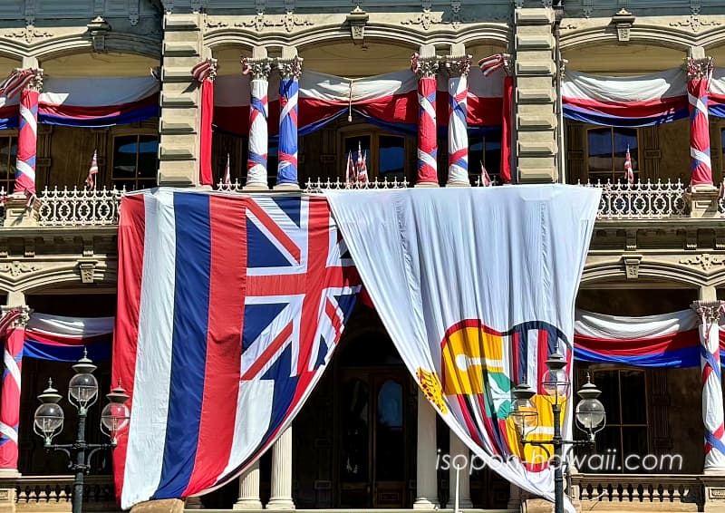 カラカウア王生誕祭のイオラニ宮殿正面 ハワイ州旗とカラカウア王の旗が掲げられている