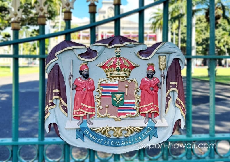 イオラニ宮殿の門に飾られているハワイ王国時代の紋章 向かって右側