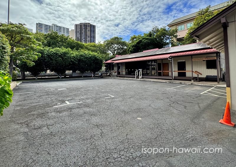 ハワイ出雲大社の駐車場 約10台止められる広さ