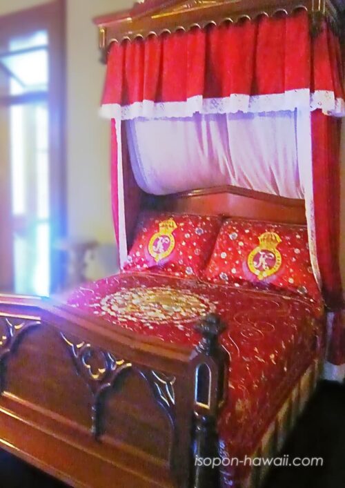 カピオラニ王妃の赤色のベッド