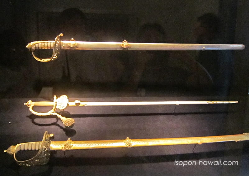 イオラニ宮殿地下ギャラリーの展示物 剣