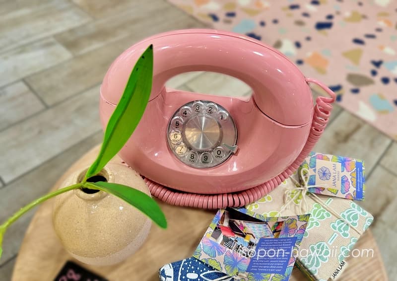 ジャナ・ラムのディスプレイ ピンクの電話機