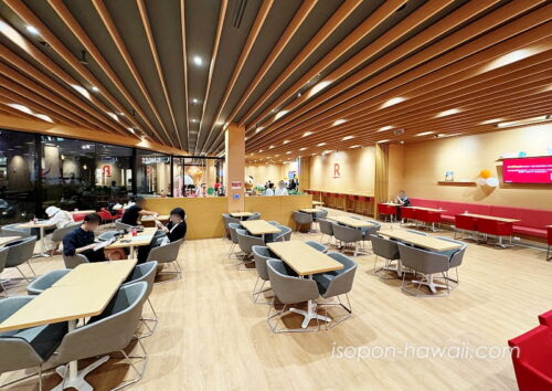 楽天カードワイキキラウンジの中 座席が多くスペースがゆったりしている