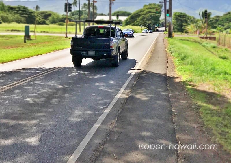 ワウワウ・ハワイアンレモネードまでの道 狭い歩道の横を車が走り抜ける