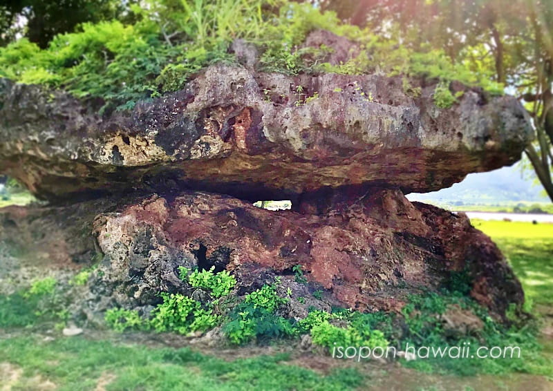 ポハク・ラナイ（バランスロック）岩と岩の間にあるすき間