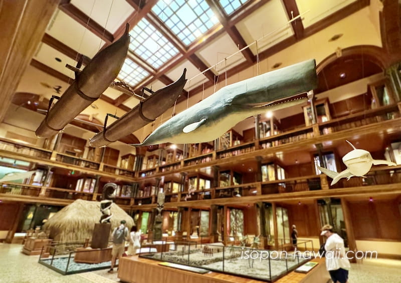 ハワイアンホール1階 天井から巨大なクジラ、サメ、カタマランが吊り下げられている