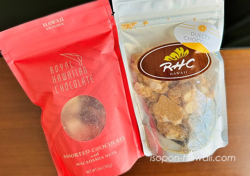 ロイヤルハワイアンクッキーのマカダミアナッツチョコレート 左はアソートパック、右はDULCEY CHOCOLATE