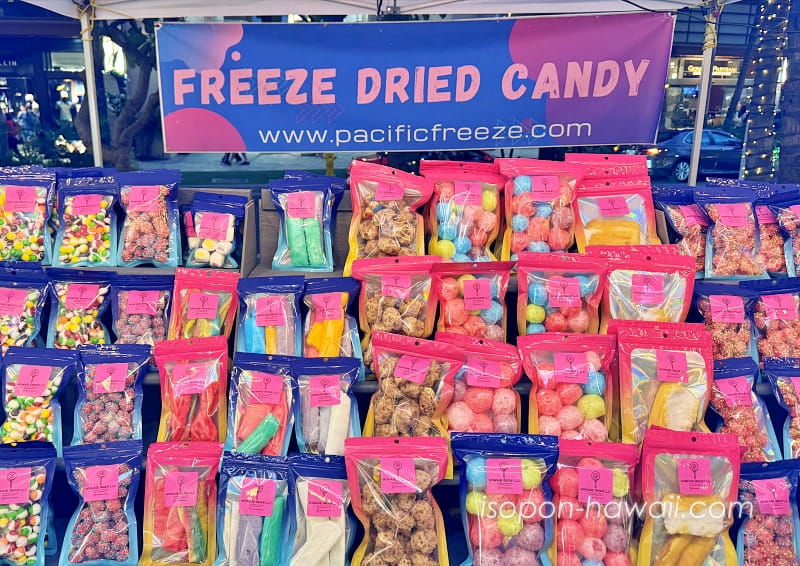 ワイキキ・ビーチ・ウォーク・オープンマーケットの食品店 Pacific Freeze Dried Candy
