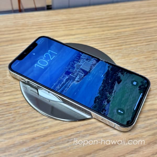 Honolulu Lounge by JTB Global Assistanceの充電ステーションでスマホを充電しているところ