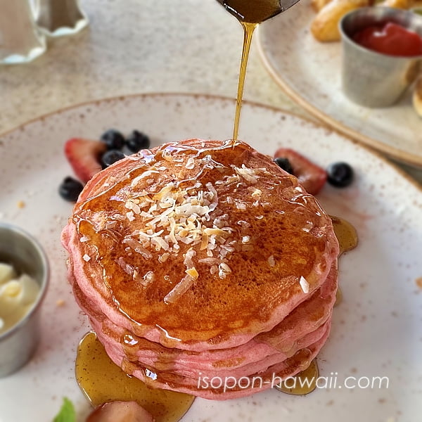 ピンクパレス・パンケーキにメープルシロップをたっぷりかけているシーン